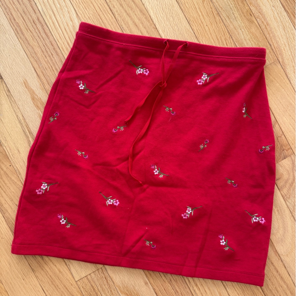 VINTAGE Express World Brand cherry red skirt with embroidered flowers! 🌹